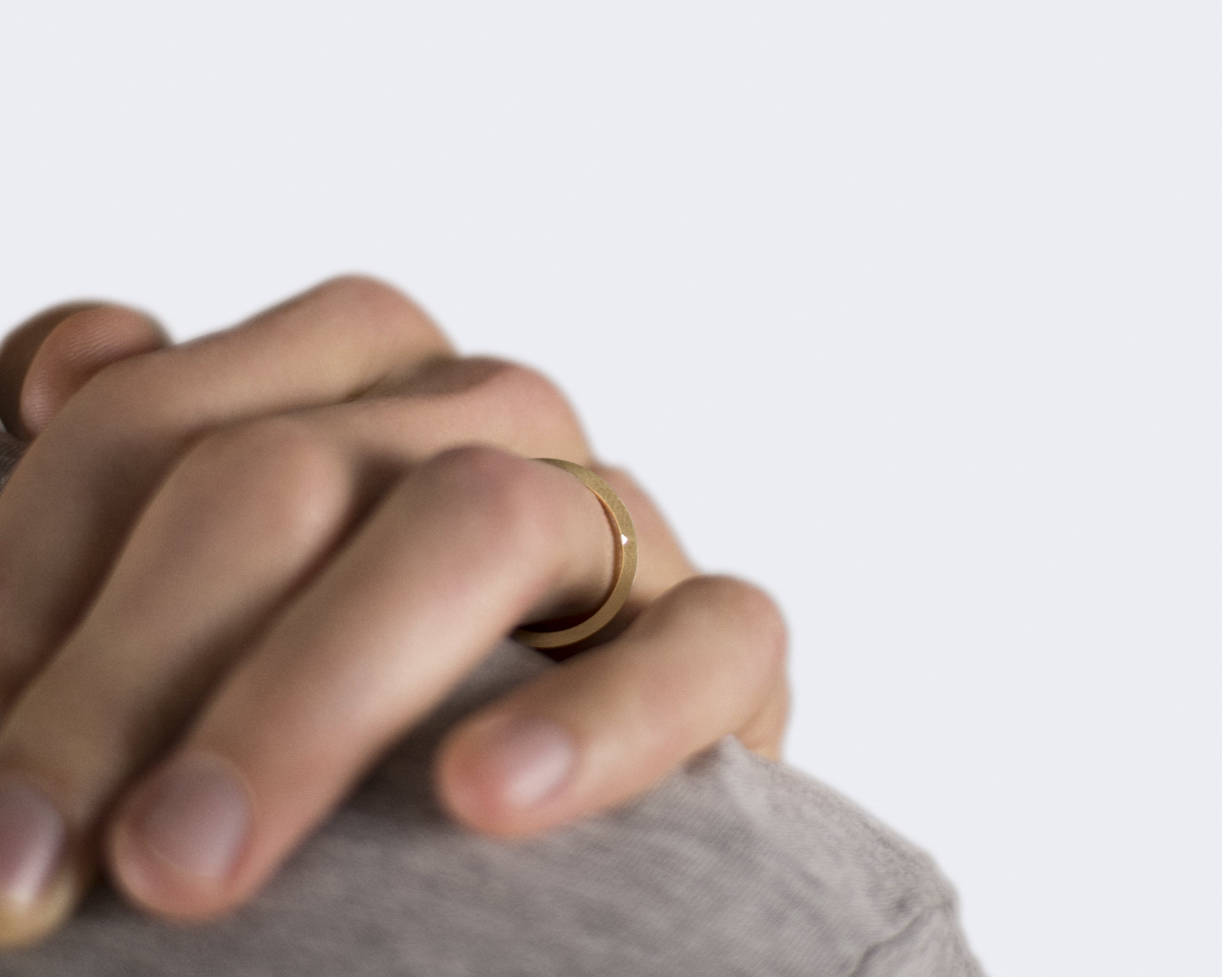 2mm ribbon ring with diamond la 5g